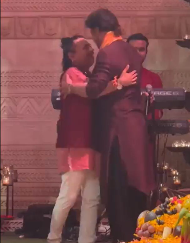 Shah Rukh Khan's Touching Gesture at Mukesh Ambani's Event - You Won't Believe Kailash Kher's Reaction!