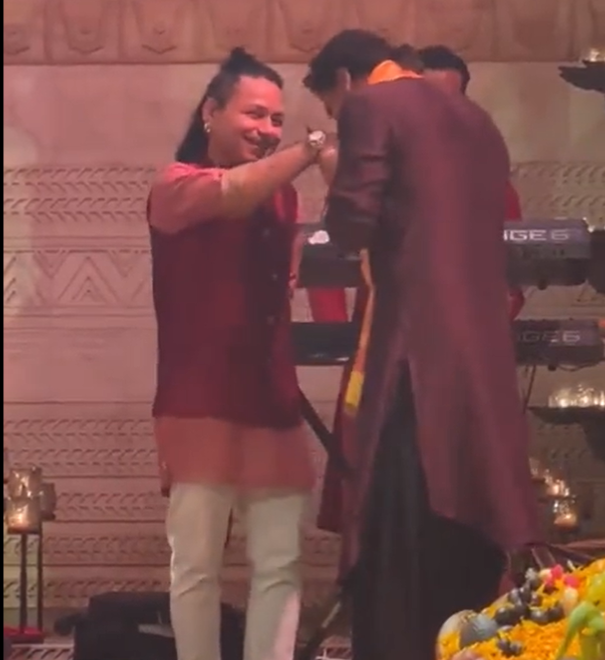 Shah Rukh Khan's Touching Gesture at Mukesh Ambani's Event - You Won't Believe Kailash Kher's Reaction!