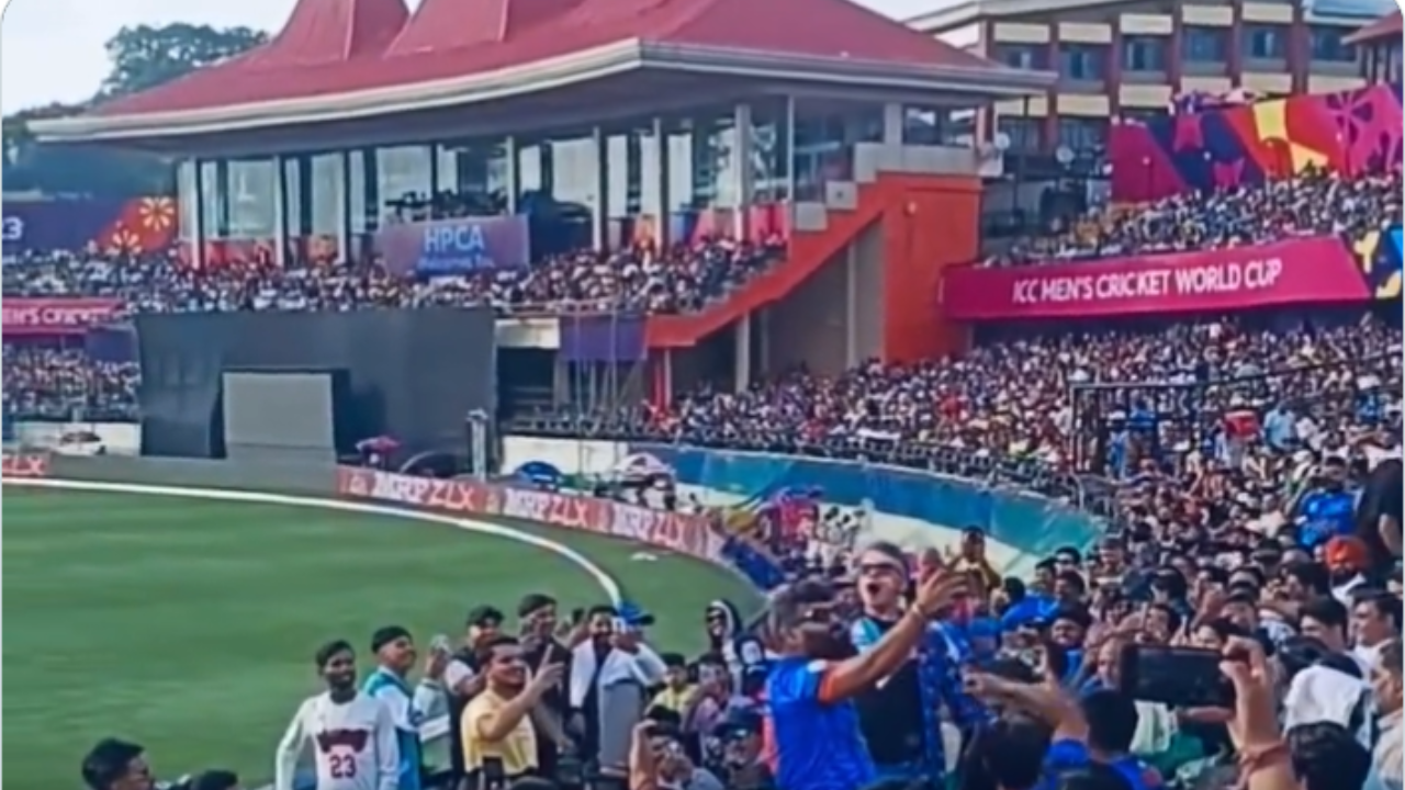 Australia fan chanting "Bharat Mata ki Jay, Vande Mataram" at Dharamshala Stadium today. pic.twitter.com/2ZVMYYIZWy— CricketMAN2 (@ImTanujSingh) October 28, 2023